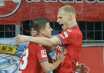Bakker is klaar voor het WK! Linkerwinger scoort en assisteert in dikke zege Leverkusen op koploper