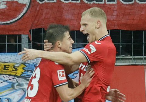 Bakker is klaar voor het WK! Linkerwinger scoort en assisteert in dikke zege Leverkusen op koploper