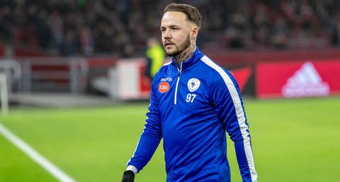 Harde Kern Spakenburg valt eigen speler aan, bestuurslid krijgt ijzeren staaf door de ruit