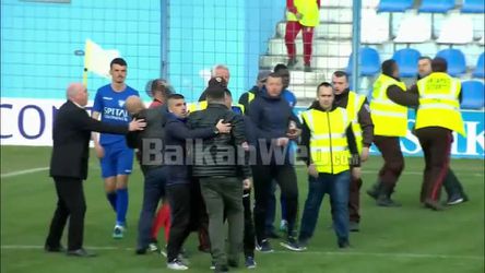 Albanese voetbalfans slaan en schoppen arbiter, scheidsrechtersbond wil staken (video)