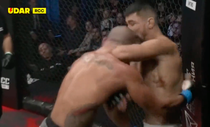 🎥 | Ellebogenwerk! Thuisvechter slaat ogen van tegenstander dicht op het mainevent