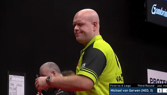🎥 | BOEM! Michael van Gerwen naar kwartfinales Euro Tour door briljante beslissende leg tegen Josh Rock