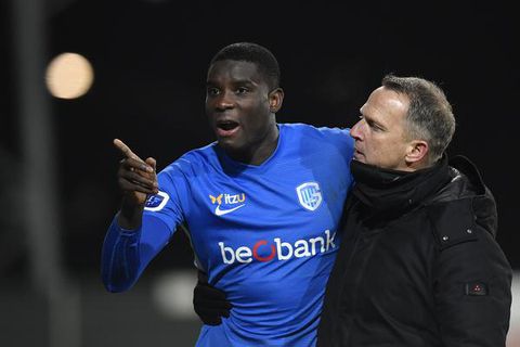 Genk met Van den Brom op 1 punt van Brugge na winst bij Eupen