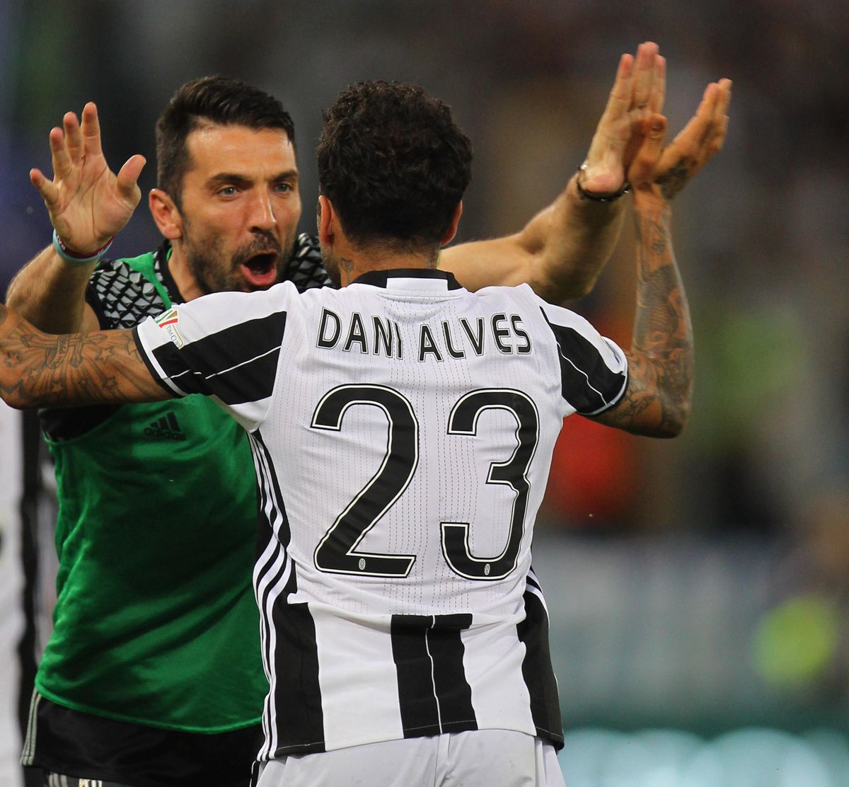 Buffon vestigt hoop op Alves: 'Hopelijk kan jij ons helpen te winnen'