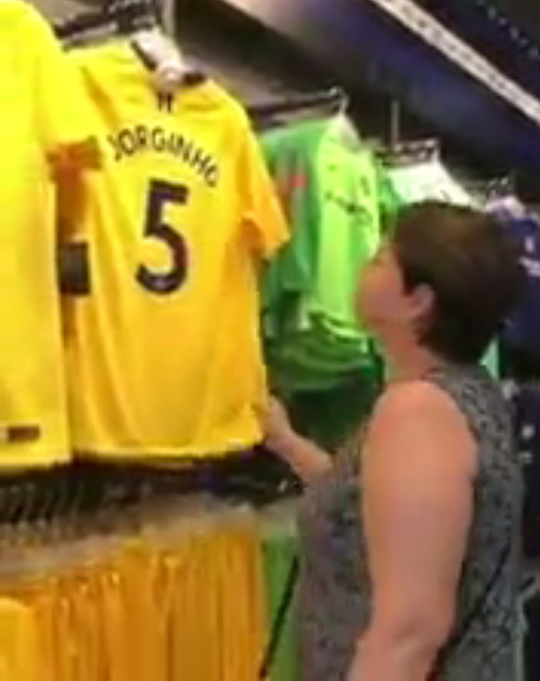 Apetrotse mama ziet naam Jorginho voor 1e keer op Chelsea-shirt (video)