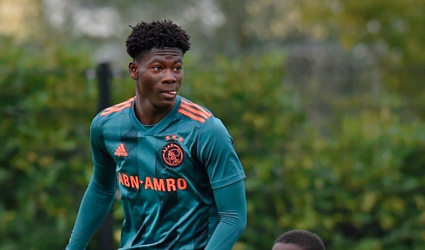 📸 | LOL! Talent van Ajax onder 15 is ineens een internethit door deze foto