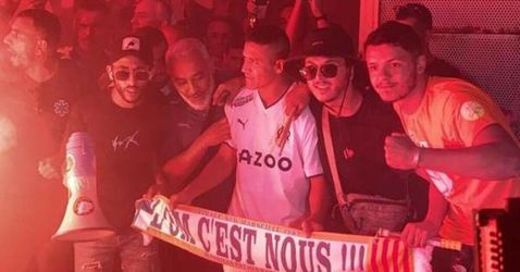 🎥 | Alexis Sánchez (hij staat er echt tussen) met veel vuurwerk onthaald bij Olympique Marseille