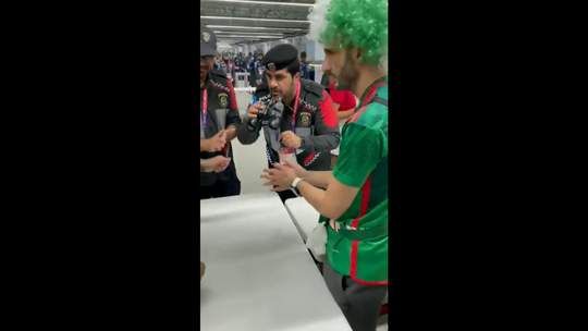 🎥​😂​ | Mexicaanse fan probeert drank stadion Qatar in te smokkelen met een VERREKIJKER