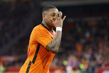 🎥 | STEVIE! Bergwijn hartje Van Gaal en toont dat weer: heerlijke krul in verre hoek