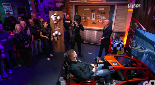 🎥 | The Masked Simmer onthuld bij Formule 1 Café: 'Jij zit al heel het jaar in dat pak?'
