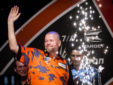 📸 | Van Barneveld grapt: 'Weer koos Rico voor de makkelijke tegenstander'