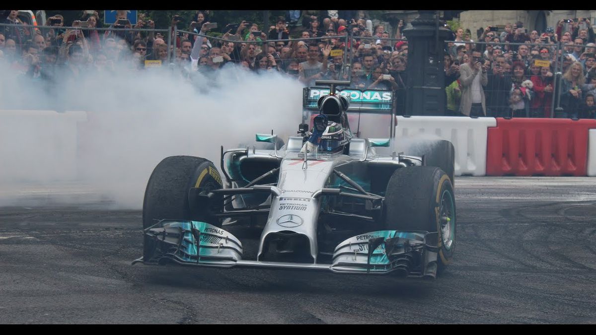 VET! Bottas en Ricciardo scheuren door de straten van Boedapest (video)