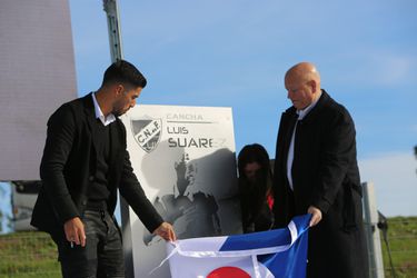 Luis Suárez wordt bedankt bij Club Nacional en krijgt trainingsveld