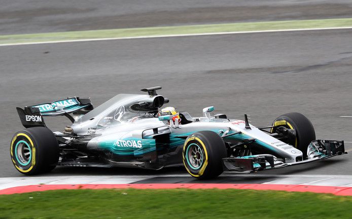 Presentatie Mercedes: Hamilton maakt eerste meters in nieuwe bolide