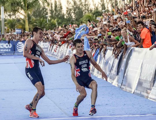 Brownlee zakt in elkaar bij World Triathlon Series