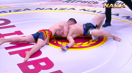 🎥 | Aftikkende MMA-vechter accepteert nederlaag, verliest alsnog het bewustzijn