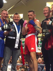 Conor McGregor verrast oude boksclub en draait amateur-bokspartij op Goede Vrijdag (video)