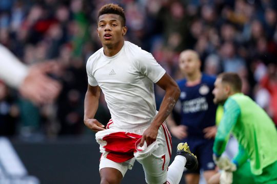 Video: Ajax-supporter die shirtje van Neres ving na zijn 3-1, gooit shirtje gewoon terug