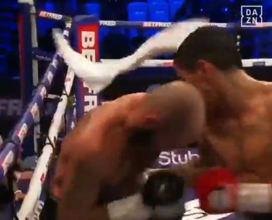 🎥 | Opgeven? Doorvechten! Scheids gooit gegooide handdoek de ring uit