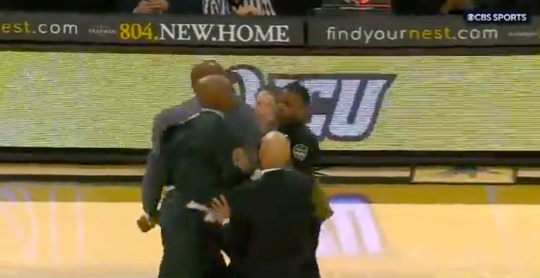 🎥 | Basketbalcoach Stackhouse valt refs aan en wordt weggestuurd: 'Fuck you!'