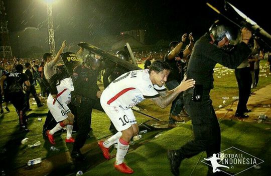 Nederlandse voetballers rennen voor hun leven in waanzinnig slot Indonesische competitie (video)