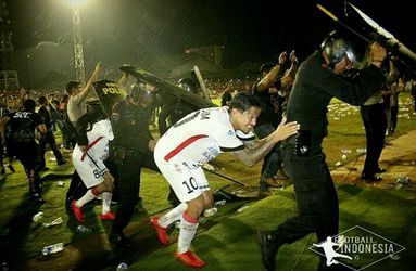 Nederlandse voetballers rennen voor hun leven in waanzinnig slot Indonesische competitie (video)