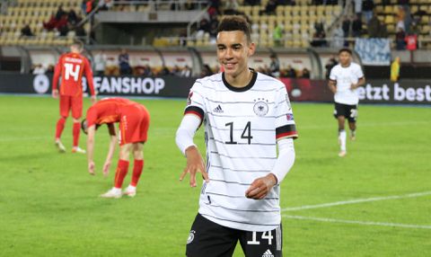 Duits international gaat nog altijd met zijn mama naar de trainingen: 'En ze haalt mij ook op'