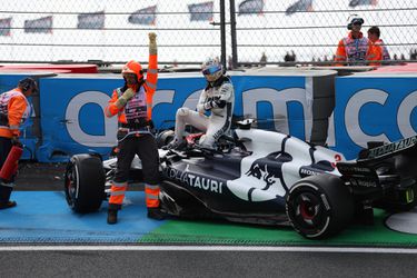 📸 | Hoe lief! Marshals in bocht 3 trakteren gecrashte Daniel Ricciardo op stroopwafels