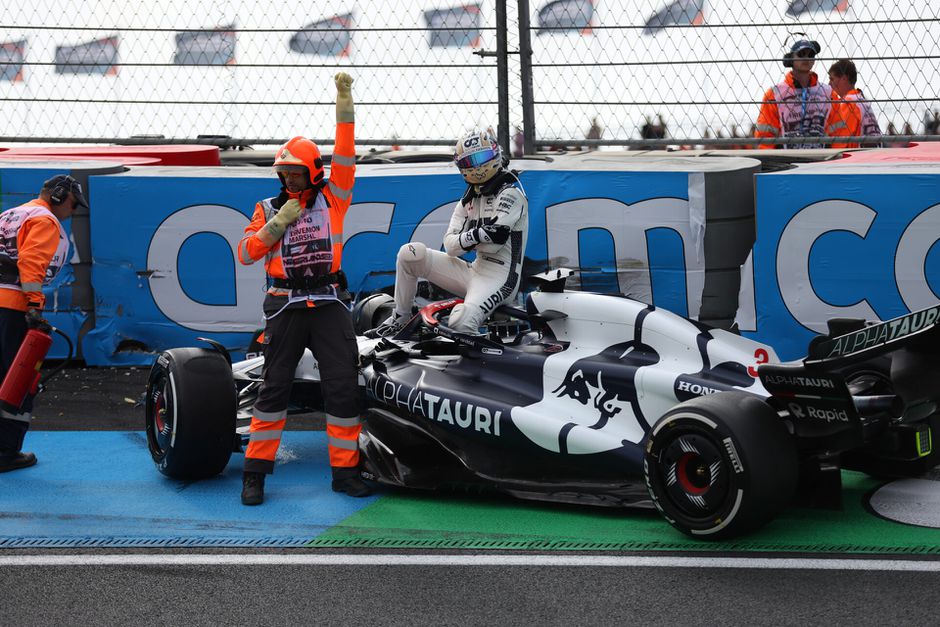 📸 | Hoe lief! Marshals in bocht 3 trakteren gecrashte Daniel Ricciardo op stroopwafels
