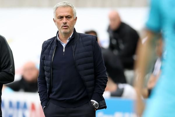 Mourinho ergert zich aan vragen over Bergwijn: ‘Meer nodig dan 11 goede speler’