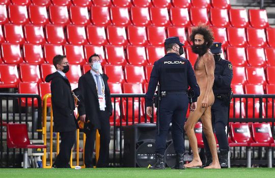 😂 | Streaker in Europa League verstopte zich 14 uur lang onder een spandoek
