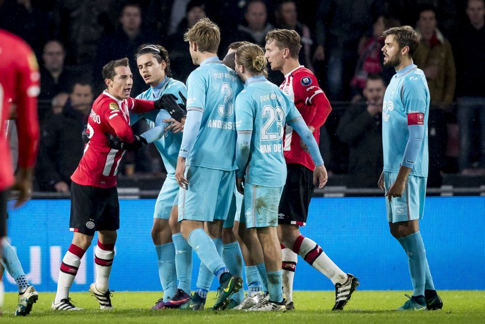 Bizar: Tientallen auto's van Twente-fans vernield voor Philips Stadion