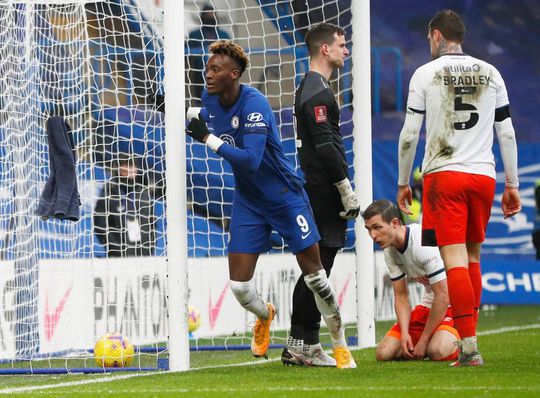 Abraham helpt Chelsea met hattrick verder in FA Cup, kijkers boos om goal met 2 ballen