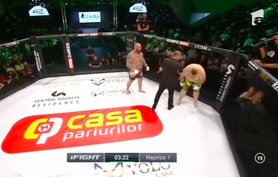 🎥 | MMA-vechter met 1 tactiek schakelt zichzelf uit: opponent wint zonder 1 klap te geven