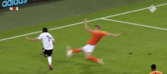 Was DIT hands?! Duitsland maakt uit een pingel de 2-2 tegen Nederland (video)