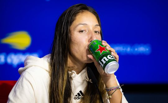 🎥 | Tennisster Jessica Pegula kan niet plassen voor dopingtest en vindt oplossing op persconferentie: bier