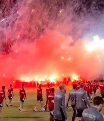 🎥 | Olympiakos-fans steunen spelers met pyro bij afsluitende training voor Panathinaikos-kraker