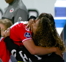 🎥 | Sneu: Hardeveld loopt wéér zware blessure op, vriendin Shona troost hem