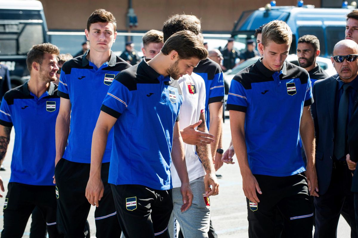 Spelers Sampdoria en Genoa als broers schouder aan schouder bij staatsbegrafenis (video)