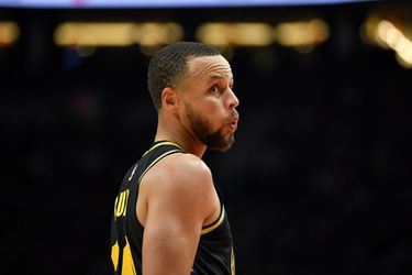 🎥 | SICK! Stephen Curry doet even een warming-upje en gooit alles van overal raak