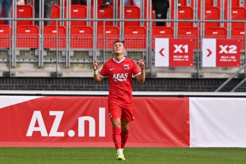 AZ-coach Jansen is blij dat Jesper Karlsson er in de return bij is: ‘Hij kan een goal maken'