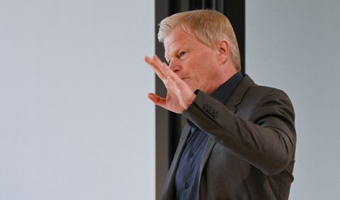 Geen titelfeest voor Oliver Kahn: 'Bayern München ontslaat directeur'