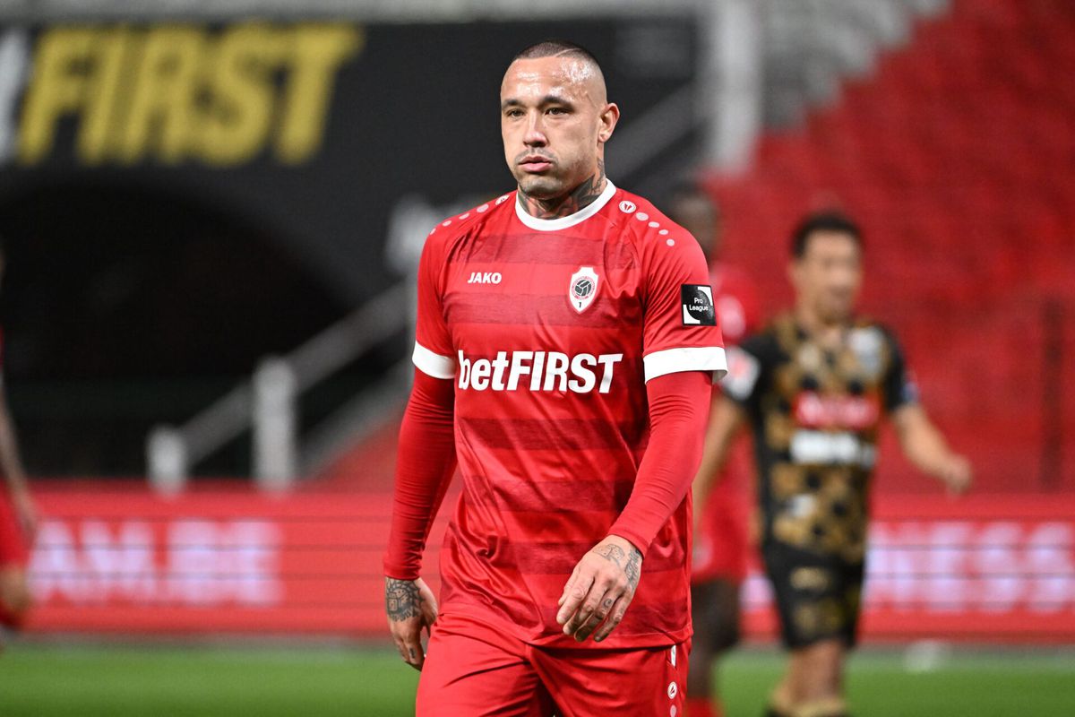 'Bad boy' Radja Nainggolan van Mark van Bommels Antwerp FC zit met e-sigaret op de bank