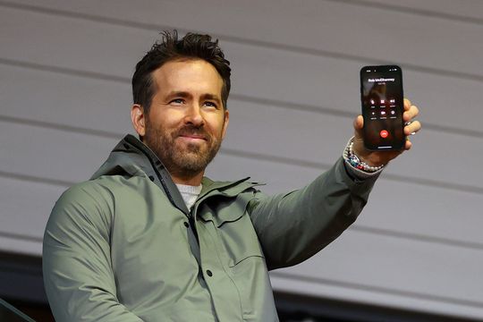 🎥 | Ryan Reynolds belt met Rob McElhenney terwijl heel het stadion voor hun zingt