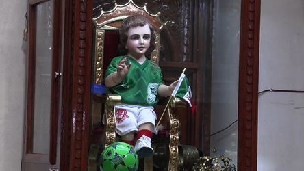 🎥 | Mexicaanse fans bidden bij 'baby Jezus' in Mexico-shirt