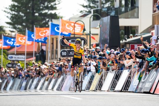 Rohan Dennis bezorgt Jumbo-Visma eerste winst van het seizoen