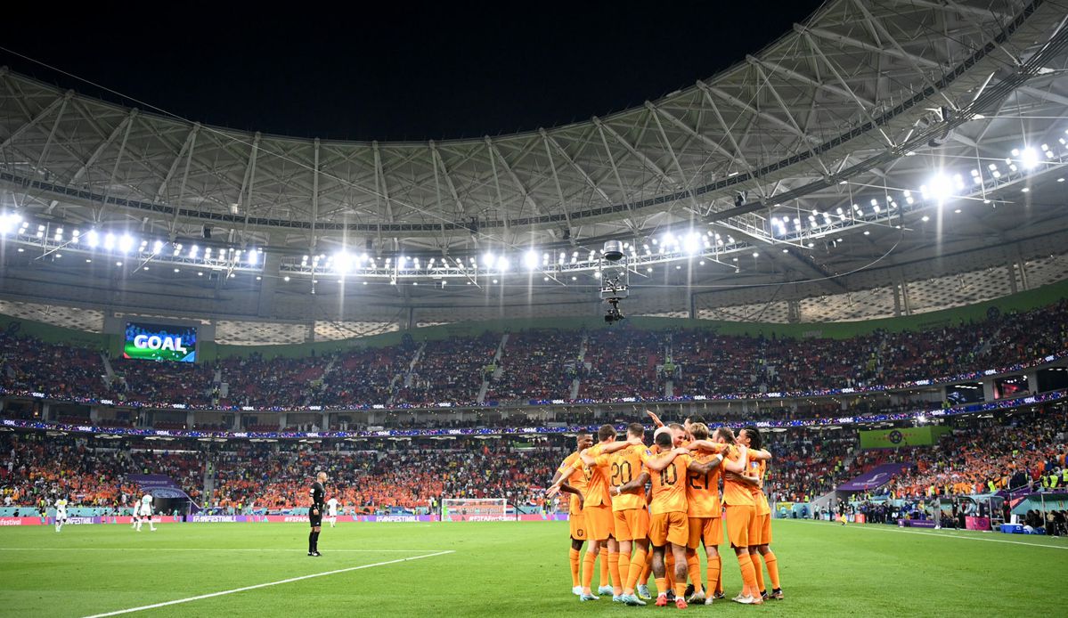 Propaganda? Omroeper bij Oranje meldt hoger bezoekersaantal dan in het stadion past