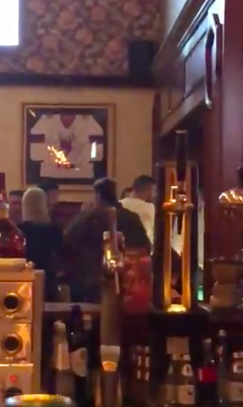 🎥 | HAHA WAT!? Manchester United-fan geeft voorzitter Ed Woodward een 'nat oortje'