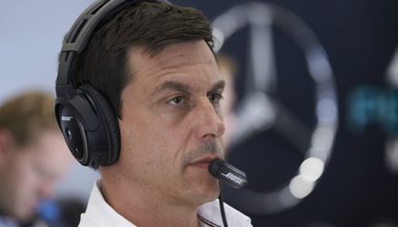 Toto Wolff niet te spreken over verdedigende acties Leclerc tegen Hamilton