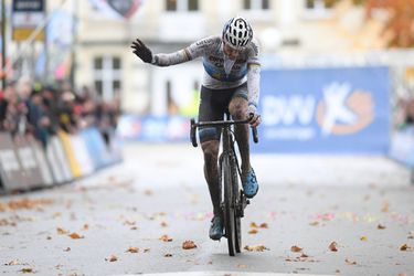 Mathieu van der Poel is weer veel sterker dan de rest en wint ook de Jaarmarktcross